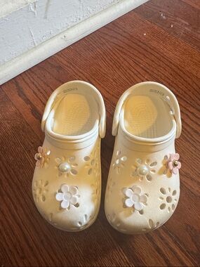 CROCS Cream Kids Clogs with Flower Charms Toddler size 9